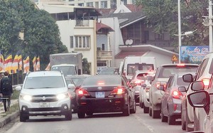 Lái xe biển xanh của Văn phòng Thành ủy Hà Nội vi phạm giao thông bị xử phạt 