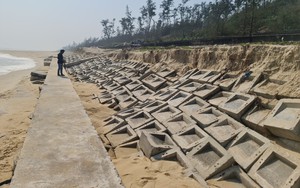 Quảng Nam: Bờ kè biển nát tươm, nhiều mảng bê tông gãy đôi không sắt thép