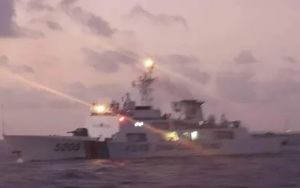 Trung Quốc bị tố chiếu tia laser vào tàu tuần duyên Philippines ở Biển Đông, làm thủy thủ 'mù tạm thời'