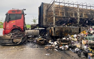 Quảng Nam: Xe tải và container đậu gần cây xăng bốc cháy trơ khung