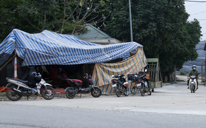 Cảnh người dân dựng lán trại, chặn xe cả ngày lẫn đêm vào bãi rác Xuân Sơn