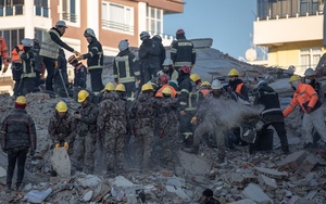 Tòa nhà hóa mộ tập thể do động đất, chủ thầu nói ‘chỉ bị đổ nghiêng’
