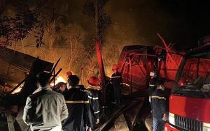 Cháy xưởng gỗ trong đêm gây thiệt hại lớn tài sản