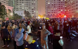 Cháy căn hộ chung cư HH Linh Đàm, nhiều người ôm trẻ nhỏ tháo chạy trong đêm