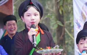 Quan họ "măng non" biểu diễn hút khách trong ngày khai hội Lim ở Bắc Ninh