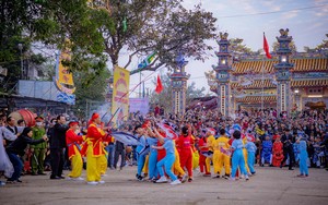 Du khách đổ về ngôi làng nổi tiếng ở TT-Huế xem lễ hội cầu ngư 