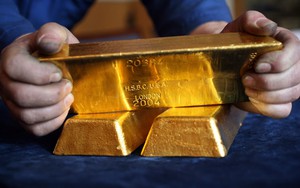 Giá vàng hôm nay 2/2: USD lao dốc, vàng tăng vọt
