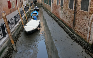 Cận cảnh kênh đào Venice cạn trơ đáy, nhiều thuyền mắc cạn