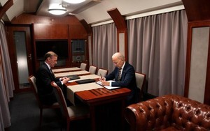 Bên trong khoang tàu chở ông Biden đến Kiev có gì đặc biệt?