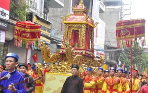 Hàng vạn người chen chân theo đoàn rước Đại Vương Trần Quốc Tảng tại Lễ hội đền Cửa Ông