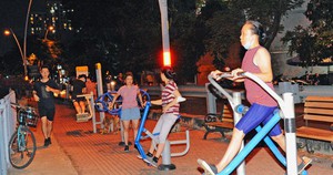 Người Sài Gòn 'thức đêm' tập gym miễn phí