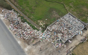 Bãi tập kết rác quá tải, nỗi ám ảnh của người dân ngoại thành Hà Nội