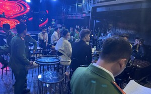 Vừa mở cửa sau sửa chữa, 1 quán bar ở Hà Nội lại "dính phốt"