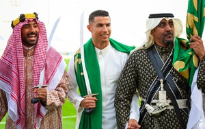 Ronaldo mang gươm trong ngày lễ trọng đại tại Saudi Arabia