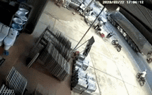 Clip NÓNG 24h: Xe con tông hàng loạt xe máy, người phụ nữ thoát nạn trong gang tấc