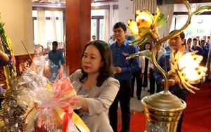 Quyền Chủ tịch nước dự lễ khởi động Tháng Thanh niên và tặng quà cho người nghèo ở Bình Thuận