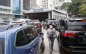 Ôtô lại xếp hàng dài cả trăm mét chờ đăng kiểm ở Hà Nội