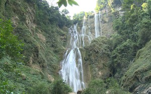 Đây là thác nước nổi tiếng Tuyên Quang, dài 4.000m, 15 tầng lớn còn tầng nhỏ không tính, nước đổ quanh năm