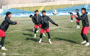 Sang Uzbekistan, U20 Việt Nam tập ở mặt sân "như mặt ruộng"