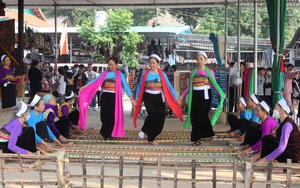 Du xuân với điệu múa sạp của người Thái Trắng ở Mai Châu