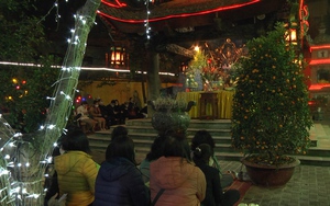 Video: Người dân đổ về chùa Phúc Khánh dâng sao giải hạn trong đêm