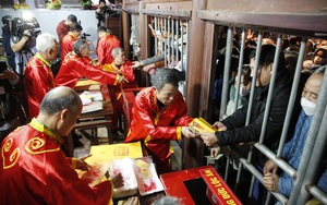 Đội mưa xếp hàng từ 1h sáng để lấy ấn đền Trần xuân Quý Mão 2023