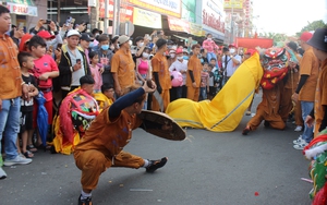 Hàng nghìn người đội nắng “vây kín” Thủ Dầu Một tại Lễ hội chùa Bà Thiên Hậu Thánh Mẫu