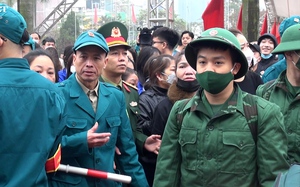Hà Nội: Các tân binh bịn rịn vẫy tay chào người thân lên đường nhập ngũ 