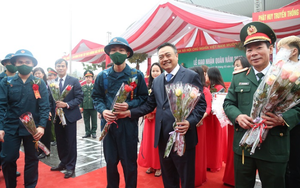 Chủ tịch Hà Nội động viên tân binh huyện Đông Anh lên đường nhập ngũ