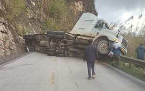 Xe đầu kéo lật nghiêng trên Quốc lộ 6, giao thông ùn tắc kéo dài