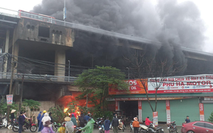 Hà Nội: Cháy bãi phế liệu, ngọn lửa bao trùm một góc cầu Thăng Long