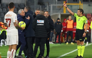 HLV Mourinho lại nhận thẻ đỏ, Roma thua sốc