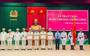 Trao Huân chương của Chủ tịch nước cho tập thể, cá nhân tham gia triệt phá đại án xăng lậu ở Đồng Nai 
