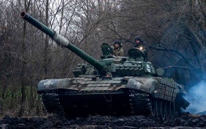 Video xe tăng Ukraine liều lĩnh áp sát mục tiêu, san phẳng nơi trú ẩn của lính Nga