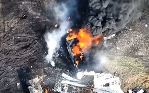 Video đoàn xe bọc thép của Nga bị lính dù Ukraine phục kích tiêu diệt bằng tên lửa Javelin
