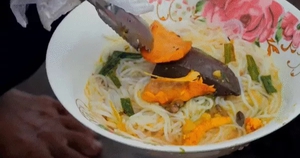 Khách Mỹ coi phở Việt Nam là món "phải ăn trước khi chết", ăn đến cạn bát