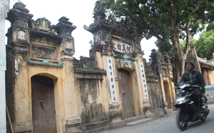 Làng cổ hơn 700 năm ở đất Bắc Ninh với 4 cổng làng xưa cũ, một cổng ghi 4 chữ "Đi ít về nhiều"