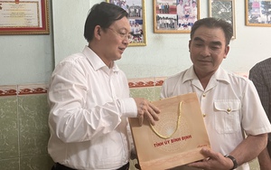 Bí thư Tỉnh ủy Bình Định Hồ Quốc Dũng thăm cựu chiến binh Gạc Ma