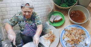 Hàng bánh cuốn nhân thịt gà &quot;độc nhất vô nhị&quot; ở Hà Nội, khách Tây và khách Việt đến nườm nượp mỗi ngày