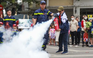 Hà Nội: Xem các em nhỏ háo hức thực hành kỹ năng xử lý cháy, nổ ở phố đi bộ