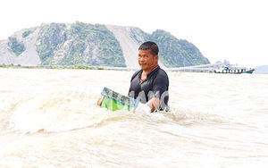 Một nông dân mù lặn như rái cá, bắt cá thiện xạ ở vùng biển nổi tiếng Kiên Giang, cả làng phục sát đất