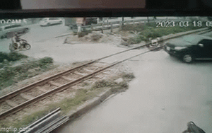 Clip NÓNG 24h: Ô tô bị tàu hỏa hất văng sau khi vượt đường sắt không quan sát
