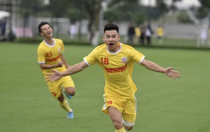 Hà Nội FC "viện trợ" cho Hòa Bình FC cầu thủ có cái chân trái dị như Quang Hải