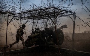 Ảnh thế giới 7 ngày qua: Quân nhân Ukraine bắn lựu pháo và cuộc đụng độ ở Hy Lạp
