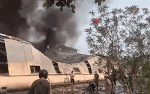 Clip NÓNG 24h: Cháy dữ dội tại nhà máy bánh gạo trong khu kinh tế ở Thừa Thiên - Huế