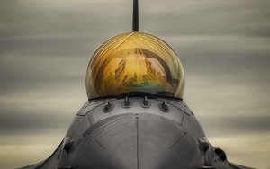 Bí ẩn ít người biết về lớp vàng dát mỏng trên kính buồng lái tiêm kích F-16 Mỹ