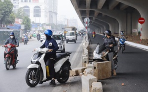 Xe máy lách rào chắn, tạt đầu ô tô tại đoạn đường chờ "nghiệm thu" ở Hà Nội