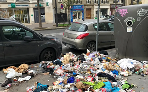 Clip: Nhân viên thu gom đình công khiến thủ đô Paris "ngập ngụa" trong rác