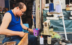 Người đàn ông hơn 40 năm cặm cụi sửa chữa máy khâu ở Hà Nội