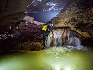 Phát hiện thêm hệ thống hang động nguyên sơ với thạch nhũ độc đáo ở Quảng Bình